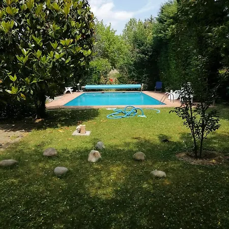 Guesthost - La Casa Nel Pineto With Pool & Parking Ferrara